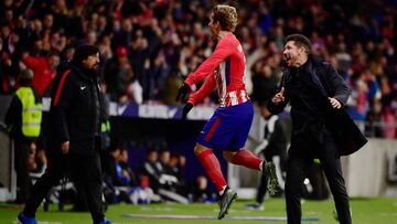 Antoine Griezmann y Diego Pablo Simeone, del Atl&eacute;tico de Madrid, durante un partido.