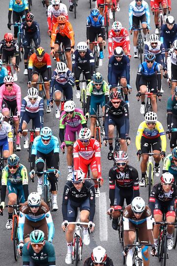 Panorámica del pelotón durante la etapa de hoy.