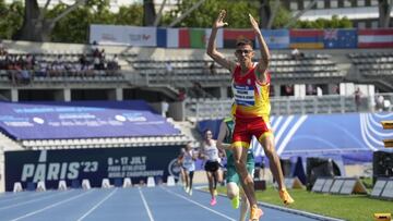 El atleta español Yassine Ouhdadi celebra su victoria en la prueba de 5.000 metros clase T13 durante los Mundiales de Atletismo Paralímpico de París.