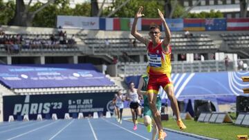 El atleta espa?ol Yassine Ouhdadi celebra su victoria en la prueba de 5.000 metros clase T13 durante los Mundiales de Atletismo Paral¨ªmpico de Par¨ªs.