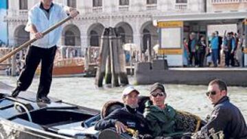 <b>OCHO CAMPEONES</b> Tras la presentación de equipos, a los ocho favoritos del Giro les dieron un paseo en góndola. En la barca de la imagen van Simoni, Armstrong, Basso y Di Luca. En la otra: Sastre, Cunego, Menchov y Garzelli. Los ocho han ganado el Tour (Armstrong y Sastre), la Vuelta (Menchov) o el Giro (los cinco restantes).