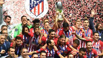 Atletico Madrid's players celebrate with the trophy after winning the UEFA Super Cup football match Atletico de Madrid vs Real Madrid CF at the Lillekula Stadium in Tallinn, Estonia, on August 15, 2018. (Photo by Janek SKARZYNSKI / AFP)