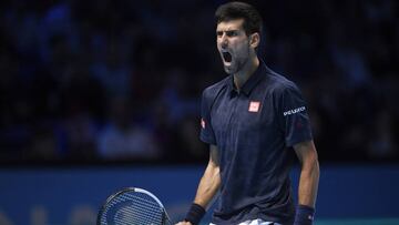 Novak Djokovic grita tras ganar un punto.