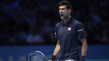 Novak Djokovic grita tras ganar un punto.