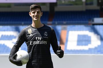 El guardameta belga pidió a su club, el Chelsea ampliar las vacaciones tras terminar con su selección en la tercera posición del Mundial. En ese tiempo Chelsea y Real Madrid negociaron un acuerdo para el traspaso del cancerbero. Courtois no había aceptado la multitud de ofertas de renovación y quería volver a Madrid, donde jugó 3 temporadas en el Atlético, para estar más cerca de sus hijos.