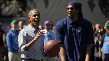 U.S. President Barack Obama prepares to shoot some baskets during the 136th annual Easter Egg Roll on the South Lawn of the White House in Washington April 21, 2014.  With Obama is former NBA player Etan Thomas. 
 
 REUTERS/Kevin Lamarque  (UNITED STATES - Tags: POLITICS SPORT BASKETBALL)