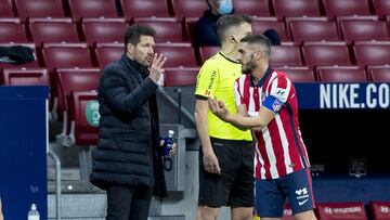 Simeone y Koke conversan durante un partido del Atlético.