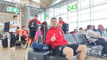 Mellado, en el aeropuerto antes de viajar a Bélgica para jugar la Champions.