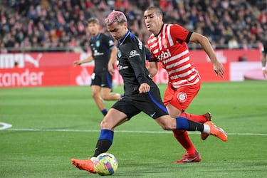 Antoine Griezmann arma la pierna izqiuerda para realizar un lanzamiento antre la mirada de Oriol Andreu.