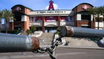 Se supon&iacute;a que los campamentos de Grandes Ligas abrir&iacute;an esta semana en Florida y Arizona; en cambio, sus estadios est&aacute;n cerrados  y el beisbol es tema de escritorios.Photo/Ross D. Franklin)