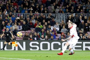 Barcelona 2 - 1 Alavés: Messi and Suárez goals extend Liga lead