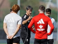 Pacheta dando unas consignas.