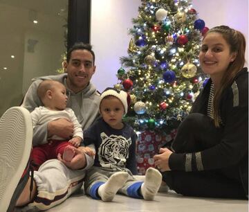 Es un hombre muy familiar, aquí le vemos celebrando las Navidades con su familia al completo.
También le gusta viajar a Argentina a ver a sus padres y al resto de su familia.