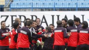 La plantilla rojiblanca bromea con el preparador físico minutos antes de comenzar el entrenamiento que tuvo lugar ayer en el Calderón.
