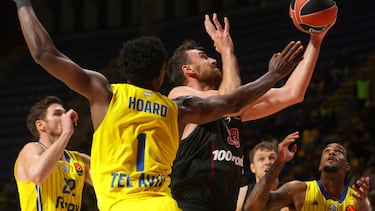 Nikola Milutinov, en acción frente a Jaylen Hoard, partido de la Euroliga disputado en Belgrado entre Maccabi Tel Aviv y el Olympiacos Piraeus.