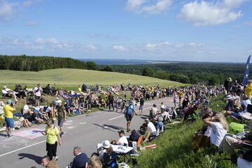 Seguidores disfrutando de la segunda etapa del Tour de Francia 2022. El recorrido tiene 202,2 kilómetros.