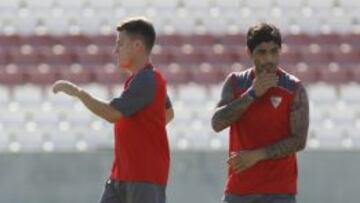 Banega con Gameiro.