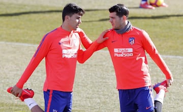 Rodrigo y Morata charlan durante el entrenamiento. 