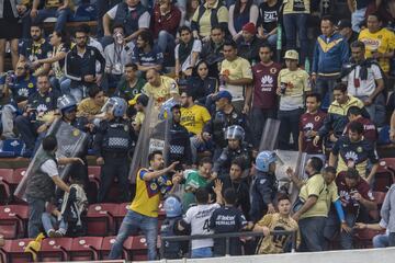 Action photo during the match America vs Pumas UNAM corresponding Round 3 of the League MX of the Apertura 2017 Tournament at Azteca Stadsum.

 Foto de accion durante el partido America vs Pumas UNAM, correspondiente a la Jornada 3 de la Liga MX del Torneo Apertura 2017, desde el Estadio Azteca en la foto:   Fans peleando

05/08/2017/MEXSPORT/Victor Leon