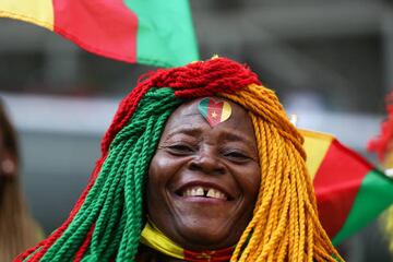 Los aficionados de la selección africana están siendo unos de los más animados y coloridos de todo en el Mundial en la grada. Hoy han llenado de color el Al Janoub Stadium en el duelo frente a Serbia.