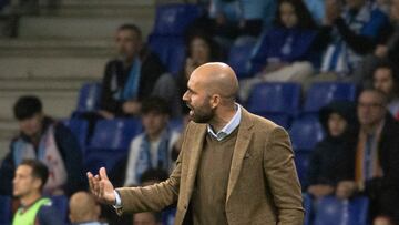 El entrenador del Celta, Claudio Giráldez, durante el partido de LaLiga que RCD Espanyol y Celta de Vigo disputaron el pasado sábado en el estadio de RCDE Stadium.