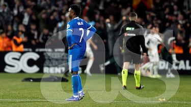 Durante la celebración del tercer gol del Albacete, un aficionado lanza una cáscara de plátano desde la grada mientras Vinicius permanece en el terreno de juego.