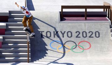 La skaterboarder local Momiji Nishiya, empezó al final bastante sólida con dos rondas rapidísimas de 3.02 y 2.91. Con tan solo 13 años, la nipona tuvo luego dos fallos en el Best Trick. En el tercero le salió el Fs Feeblegrind, por el que obtuvo un 4.15. Ya en caliente tiró un Fs Bigspin Boardslide de 4.66 que la metió en primera posición... y en el último intento, para meter más presión a su compatriota Funa, un Fs Lipslide de 3.43 que la consolidaba en el liderato. Primer oro femenino en skate en unos Juegos Olímpicos. Bravo.   Tokyo (Japan), 22/07/2021.- Skateboarder Momiji Nishiya of Japan during a practise session for the Tokyo 2020 Olympic Games at the Ariake Urban Sports Park in Tokyo, Japan, 22 July 2021. (Japón, Tokio) EFE/EPA/VALDRIN XHEMAJ