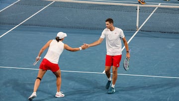 Poland?s Hubert Hurkacz (R) and Iga Swiatek gesture as they compete against Brazil?s Marcelo Melo and Beatriz Haddad Maia during their mixed doubles match at the United Cup tennis tournament in Perth on December 30, 2023. (Photo by COLIN MURTY / AFP) / -- IMAGE RESTRICTED TO EDITORIAL USE - STRICTLY NO COMMERCIAL USE --