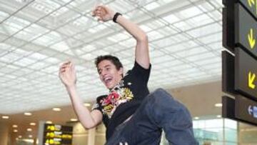 <b>EXULTANTE. </b>El campeón del mundo de Moto2, Marc Márquez, es manteado por los aficionados, que en todo momento le demostraron su cariño y admiración.