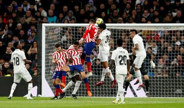 El primer golpe del Santiago Bernabéu lo da el Atleti con 10 jugadores. Magnífica la falta lateral lanzada por Griezmann, rematada por un imperial Giménez, con un cabezazo cruzado al palo largo, tocando el balón incluso en el poste.
