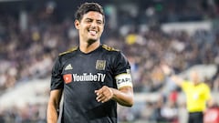 El delantero mexicano del LAFC, Carlos Vela, recibi&oacute; por parte de una conocida marca una botella especial con su nombre, en el D&iacute;a Mundial del Ron.