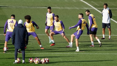 El entrenador del Real Madrid Castilla, Raúl González, asiste al entrenamiento del Real Madrid en Valdebebas, Madrid, este viernes, en preparación al partido de Copa del Rey contra el Arandina que se celebra este sábado en el estadio Montecillo en Aranda del Duero.