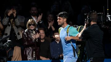 La redactora jefe de la revista Vogue, Anna Wintour, observa al tenista español Carlos Alcaraz este miércoles, en un partido de la Garden Cup, en el Madison Square Garden de Nueva York.