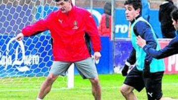 <b>DIRIGIENDO. </b>El técnico del Valladolid trabajó con sus hombres bajo la lluvia, ayer en Los Anexos.