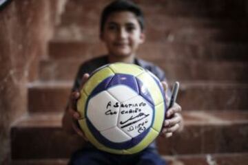 También le firmó un balón que el niño se llevó de recuerdo de su visita a Colombia.