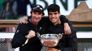 FILE PHOTO: Tennis - French Open - Roland Garros, Paris, France - June 9, 2024 Spain's Carlos Alcaraz celebrates with coach Juan Carlos Ferrero after winning the men's singles final against Germany's Alexander Zverev REUTERS/Yves Herman/File Photo