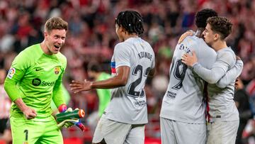 BILBAO, 12/03/2023.- El guardameta alemán del FC Barcelona, Marc-André ter Stegen (i) celebra con su compañero, el defensa francés Jules Koundé, la victoria del equipo barcelonista a la finalización del encuentro correspondiente a la jornada 25 de primera división que han disputado hoy domingo frente al Athletic en el estadio de San Mamés, en Bilbao. EFE / Javier Zorrilla.
