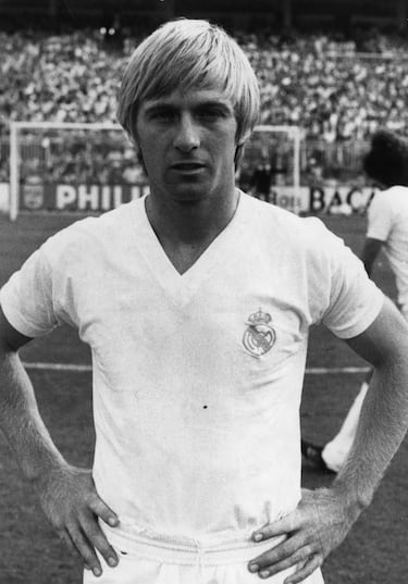 Ángel Pérez García emergió de la cantera del Real Madrid, debutó en el primer equipo en 1979 y formó parte del equipo que alcanzó la final de la Copa de Europa en 1981. Tras una etapa discreta pero importante como defensor izquierdo, se marchó al Elche en 1982, donde jugó hasta 1985. En Elche se convirtió en un pilar de la defensa con su consistencia y su oficio, aportando veteranía en cada partido disputado.