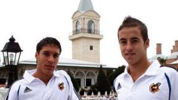 <b>DOS ALTOS. </b>Rochina y Pulido, con la réplica de la torre Topkapi en medio, marcaron ante Francia.