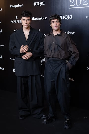 Javier Calvo y Javier Ambrossi posan juntos en el photocall antes del inicio de la gala. 