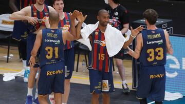 Jayson Granger saluda a sus compa&ntilde;eros durante un partido de la fase Final de la ACB 2020 del Kirolbet Baskonia