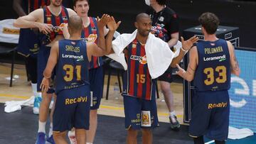 Jayson Granger saluda a sus compañeros durante un partido de la fase Final de la ACB 2020 del Kirolbet Baskonia