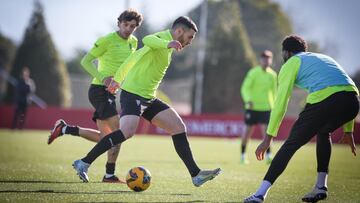 25-01-25. CAMPUZANO Y GELABERT, EN LA IMAGEN DEL ENTREAMIENTO DEL SPORTING.