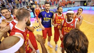 Los jugadores del UCAM Murcia celebran la victoria ante el Coosur Betis.