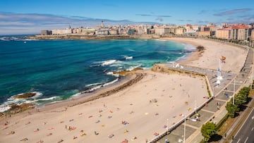 Esta playa urbana goza de una gran extensión de arena y de todos los servicios que ofrece el estar dentro de la ciudad. Es ventosa y con oleaje moderado que permite la práctica de deportes acuáticos. Es una de las playas más concurridas de la provincia.