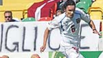 <b>OFENSIVO.</B> Jankulovski se interna por la banda izquierda. Los checos fueron superiores en la segunda mitad, pero se llevaron un buen susto.