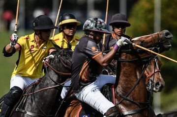 Abdul Mateen Bolkiah de Brunei en disputa por el bal¨®n contra los jugadores malasios durante el encuentro de polo entre Brunei y Malasia durante los Juegos del Sudeste Asi¨¢tico que se celebran en Kuala Lumpur.