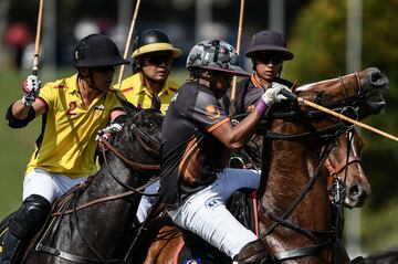 Abdul Mateen Bolkiah de Brunei en disputa por el balón contra los jugadores malasios durante el encuentro de polo entre Brunei y Malasia durante los Juegos del Sudeste Asiático que se celebran en Kuala Lumpur.
