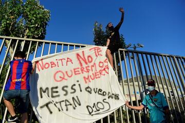 Los aficionados del FC Barcelona se manifestaron en las puertas del club.