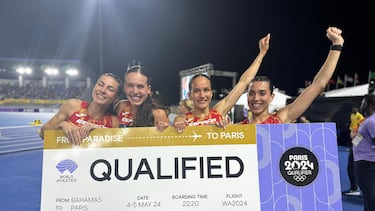 Las integrantes del relevo 4x100 celebran su clasificación para los Juegos Olímpicos de París 2024.